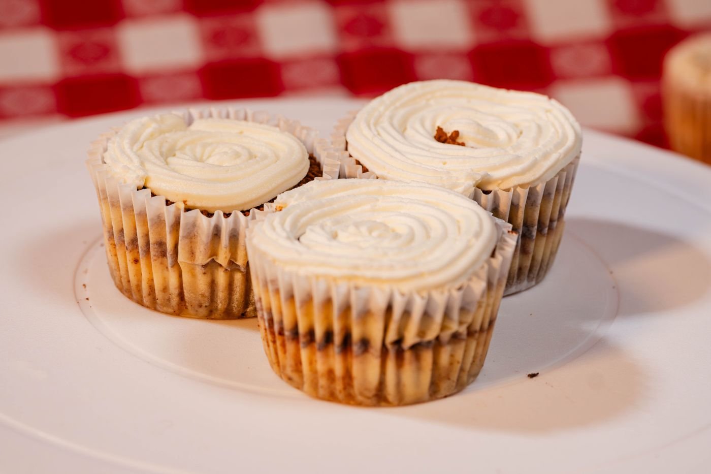 Cinnamon roll cheesecake cups